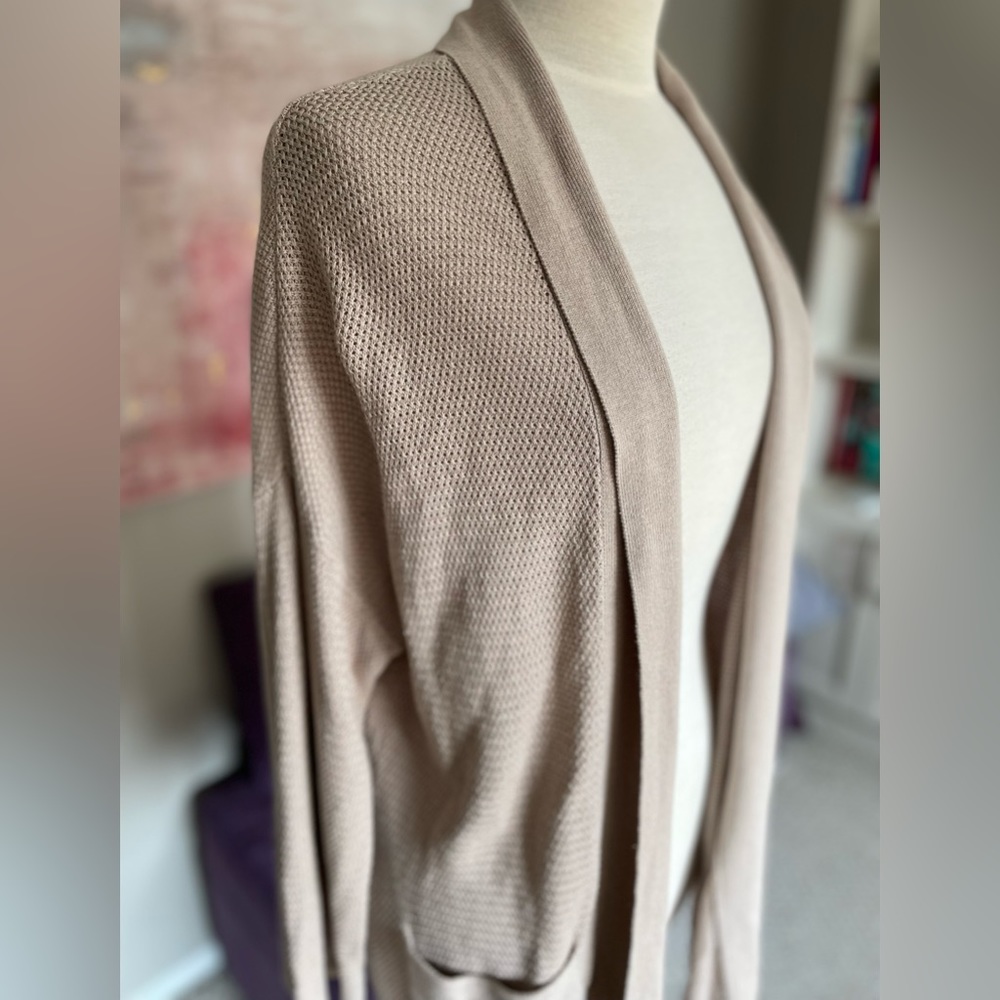 Wilfred beige silk and cashmere light weight cardigan with pockets size M - Picture 6 of 7